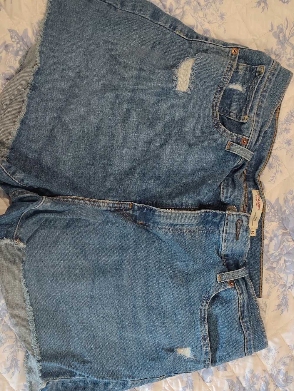 Women's levi jean short Size 16